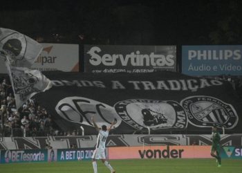 Zagueiro do Coritiba sofre com vaias e escuta provocação da torcida do Operário