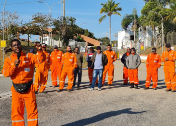 Trabalhadores ocupam terminal da Petrobras em Macaé e fazem protesto pedindo o pagamento de salários