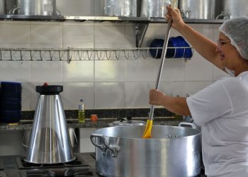 Ceará sanciona lei que zera ultraprocessados na merenda até 2027