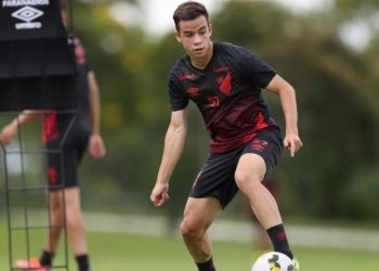 “À la Sicupira”: Joia do Athletico marca golaço em meio a futuro incerto