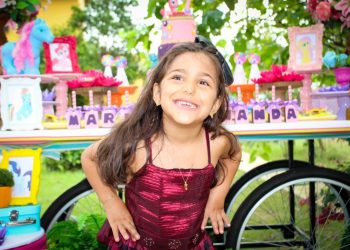Família aguarda cirurgia de menina com deficiência em meio a impasse com plano de saúde