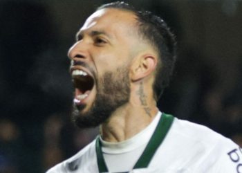 Coritiba goleia, encerra jejum no Couto e vira líder da Série B