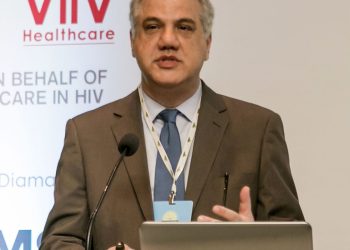 Covid-19 não desapareceu e casos continuam ocorrendo, alerta médico