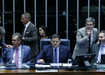 Senado aprova retirada de despesas com tarifaço do teto de gastos