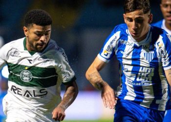 Coritiba volta a vencer, dorme na liderança e alivia pressão