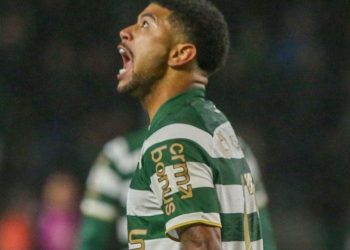 Sob protestos, Coritiba perde chance de voltar à liderança e aumenta pressão