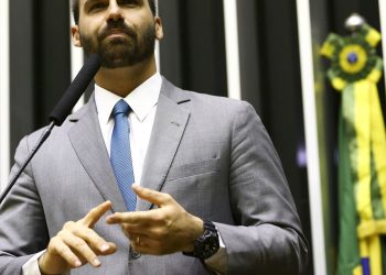 Moraes envia denúncia contra Eduardo Bolsonaro para Hugo Motta