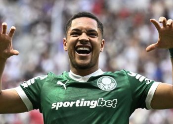 Vitor Roque brilha com hat-trick e consolida melhor fase dos últimos anos