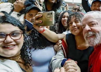 Lula: educação e política são pilares para país ter um futuro melhor