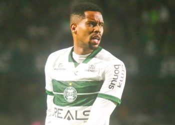 Coritiba dispara na liderança da Série B e fica perto do acesso