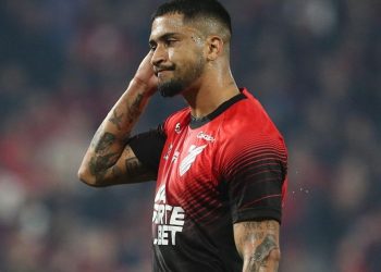 Artilheiro do Athletico na Série B sofre lesão e vira desfalque
