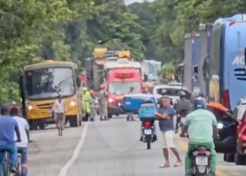 Acidente entre ônibus e moto em Campos deixa dois feridos; jovem foi socorrido em estado grave