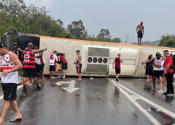 Ônibus com torcedores do Flamengo capota a caminho da Argentina