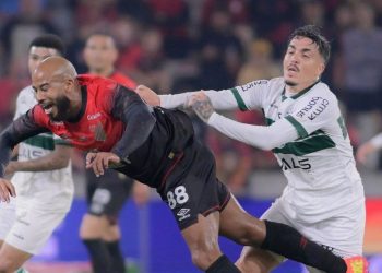 Clima de final! Coritiba e Athletico duelam pela Série B; veja as escalações