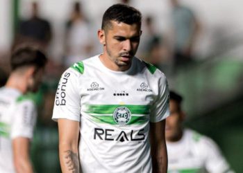 Lateral do Coritiba pede desculpas após expulsão no Atletiba