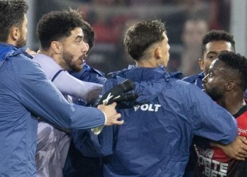“Coxa é maior que vocês”, goleiro do Avaí provoca confusão e expulsões no Athletico