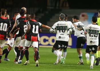Lateral do Coritiba é agredido na Série B; veja o lance