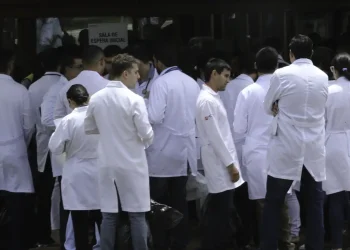 Revalida 2025/2: prazo para envio de diploma médico começa hoje