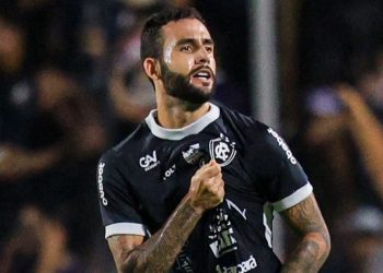 Em jogo tenso, Athletico sofre nova derrota e sai do G4 da Série B
