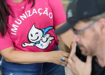 Em Dia D de Vacinação, Padilha garante a segurança da imunização