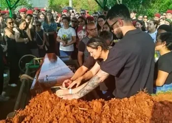 Enterro de jovem esfaqueado no DF é marcado por pedido de justiça