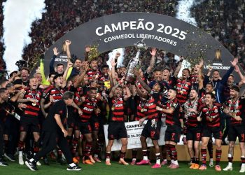 Famílias se juntam à multidão para festejar título do Flamengo no RJ