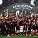 Famílias se juntam à multidão para festejar título do Flamengo no RJ