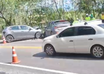 Duas pessoas são socorridas em estado grave após acidente na BR-101 em Campos