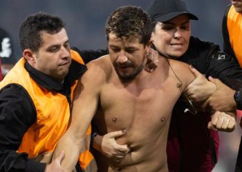 Athletico é denunciado no STJD e pode perder mandos por invasão contra o Corinthians