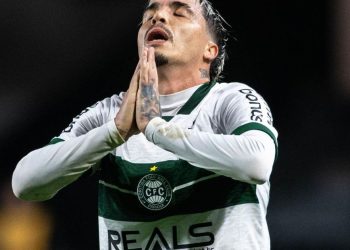 Meia do Coritiba projeta reta final: “Máximo de pontos possíveis e sair campeão da Série B”