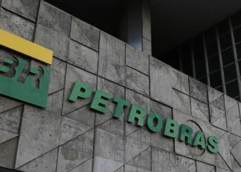 Petrobras pagará dividendos a acionistas em duas parcelas