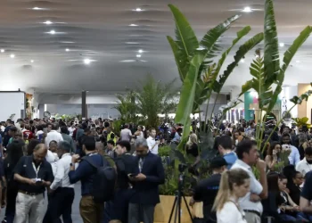 A poucas horas do fim da COP30, negociações prosseguem em Belém