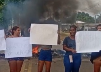 Familiares protestam após morte de bebê em Campos e culpam falta de ambulância
