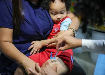 Após cinco anos de vacinação, covid recua, mas ainda preocupa