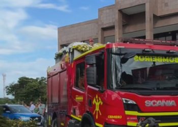 Ex-prefeito Arnaldo Vianna é sepultado após cortejo pelas ruas de Campos