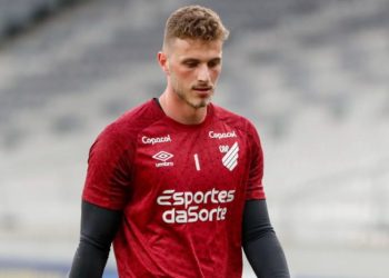 Ex-Athletico, goleiro Bento recebe proposta de clube da Premier League