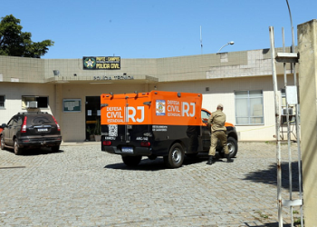 Criança de 1 ano morre após se afogar em piscina de casa, em Campos