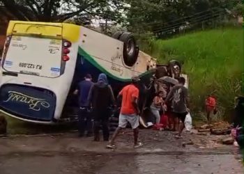 Grave acidente de ônibus teria sido causado por deslizamento de terra; 30 pessoas ficaram feridas