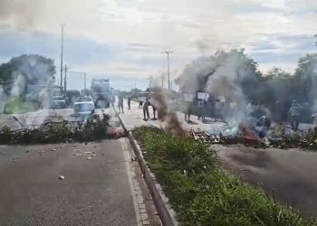 Família protesta e cobra justiça por morte de casal na BR-356, em São João da Barra