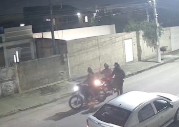 Assalto a motociclista é flagrado por vídeo em Campos