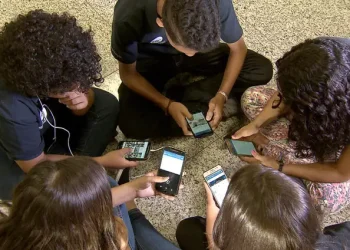 MEC fará pesquisa sobre impacto da restrição de celular nas escolas