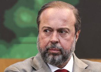 Ministro cobra solução para vazamento de água em minas da Vale