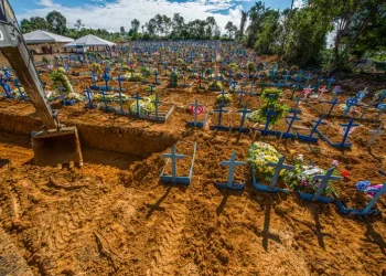 Há 5 anos, Brasil aplicava primeiras doses de vacina contra a covid-19