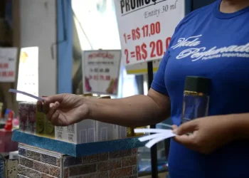 Cresce contratação de pessoas 50+ no comércio e nos serviços em SP