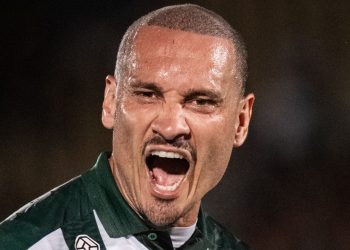 Invicto no Atletiba, defesa sólida e time titular: O que esperar do Coritiba no clássico contra o Athletico?