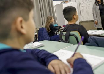 CNTE comemora reajuste do piso do magistério; prefeitos contestam