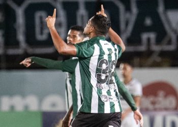 Pedro Rocha “salva” estreantes em primeira vitória do Coritiba no Paranaense
