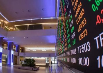 Bolsa bate recorde e fecha pela primeira vez acima dos 165 mil pontos