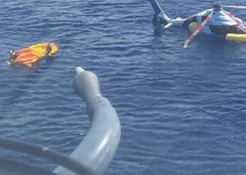 Helicóptero faz pouso forçado no mar em Cabo Frio