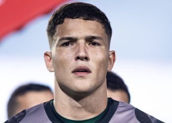 Goleiro do Coritiba dedica gol histórico a ídolo do clube: “Você é referência”